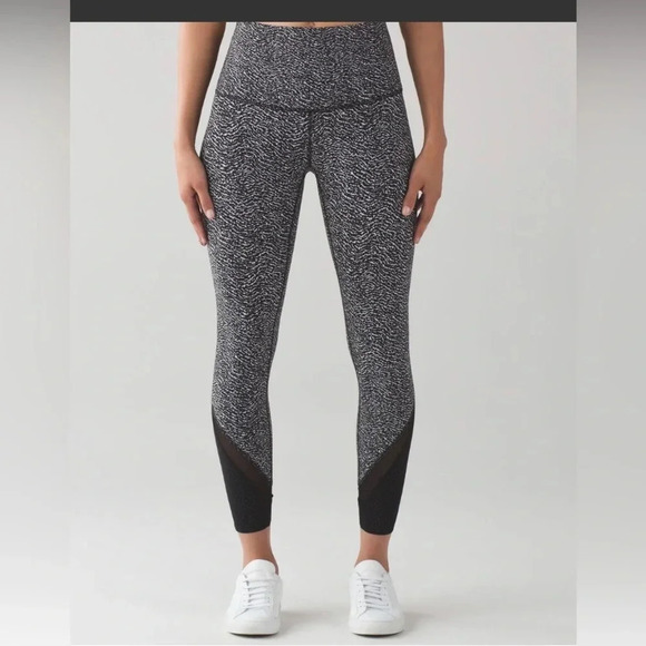Lululemon Wunder Under Pant Hi-Rise Laser Cut
Luon Ripple Jacquard Black White 6 - Picture 1 of 7